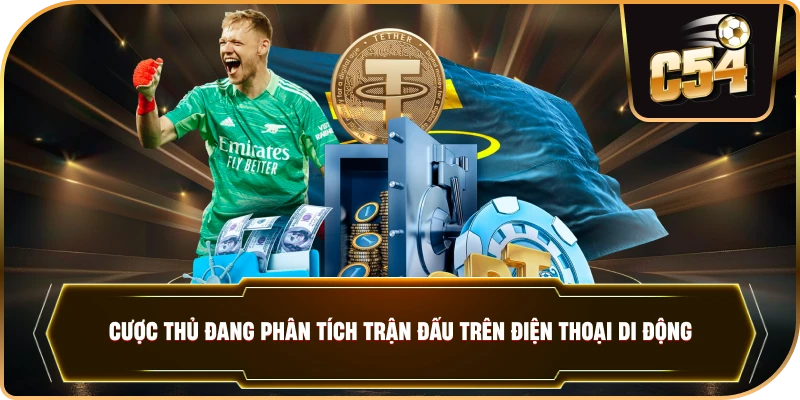  Cược thủ đang phân tích trận đấu trên điện thoại di động. 