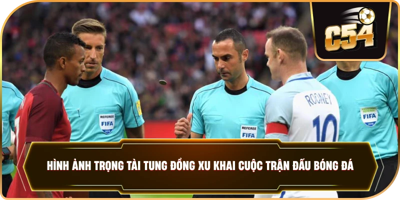 Hình ảnh trọng tài tung đồng xu khai cuộc trận đấu bóng đá. .